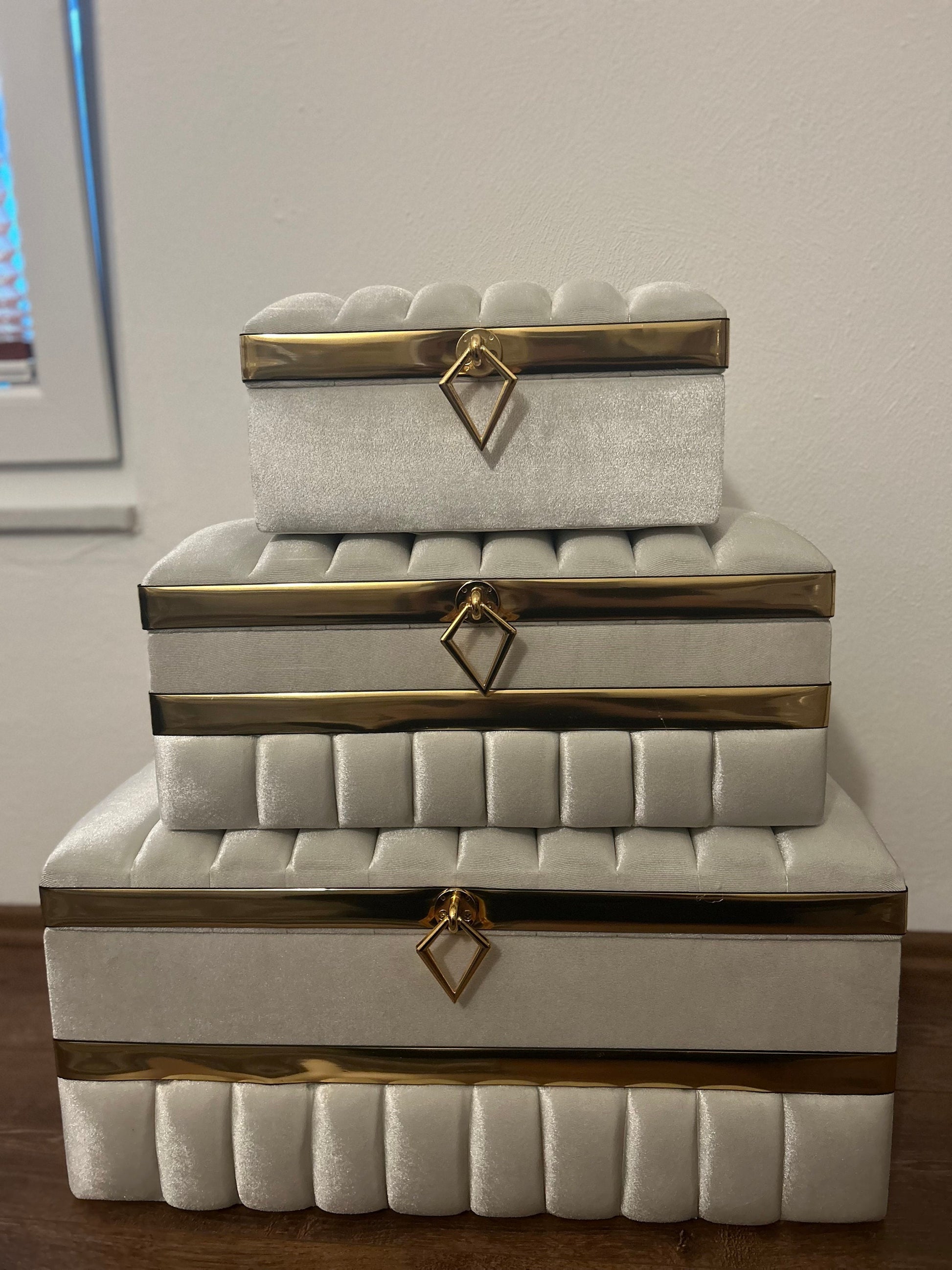 Sandik Bohca gepolsterte Aufbewahrungstruhen 3 Teilig Samt Creme Gold mit goldene Beine hochwertig MDF