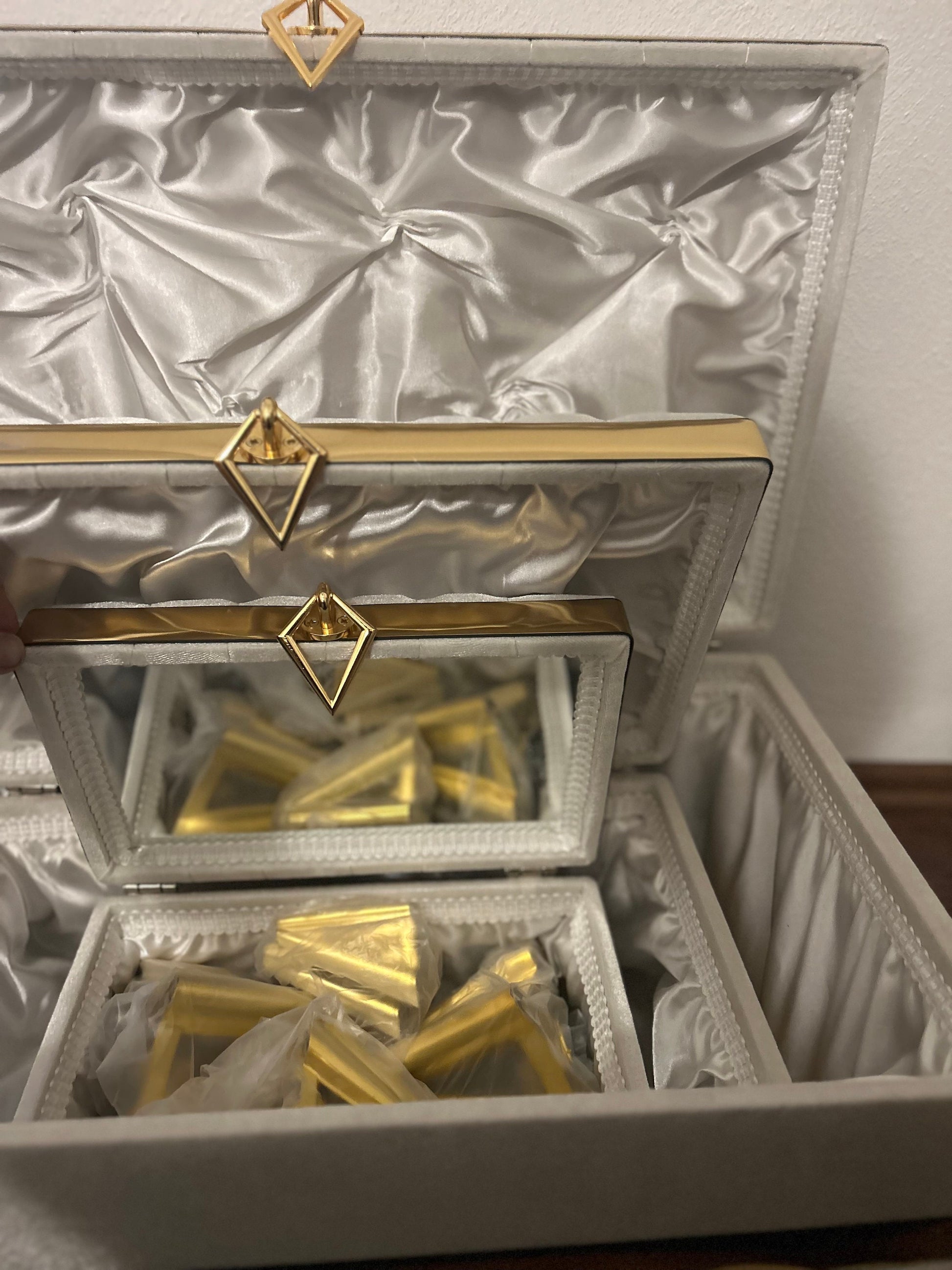 Sandik Bohca gepolsterte Aufbewahrungstruhen 3 Teilig Samt Creme Gold mit goldene Beine hochwertig MDF