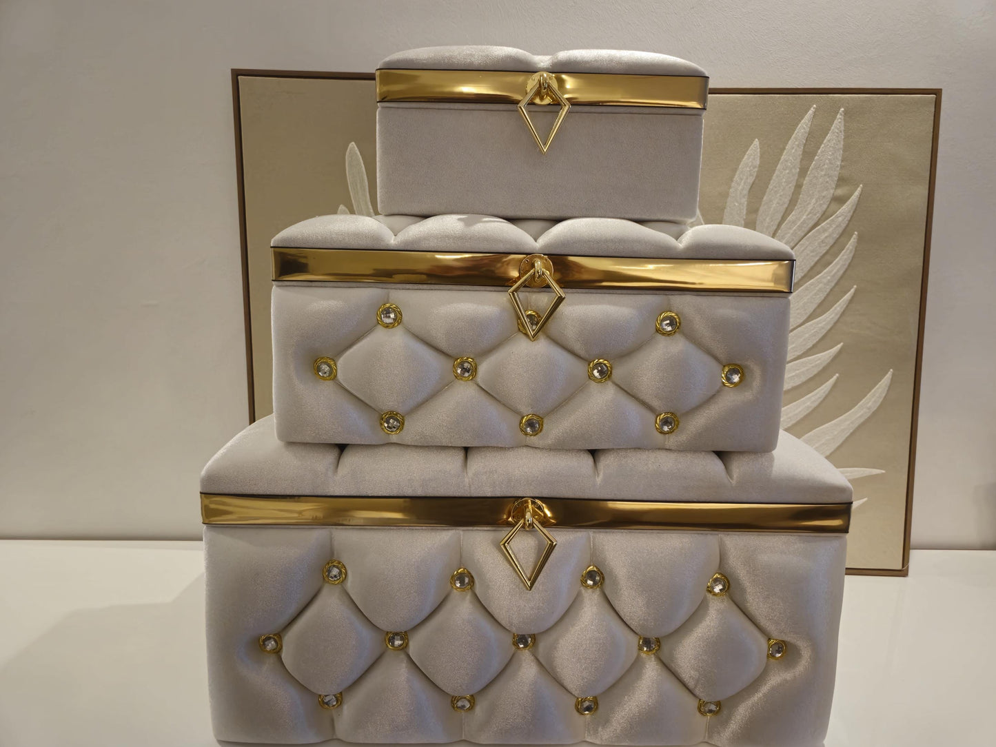 Sandik Bohca gepolsterte Aufbewahrungstruhen 3 Teilig Samt Creme Gold Capitone mit goldene Beine