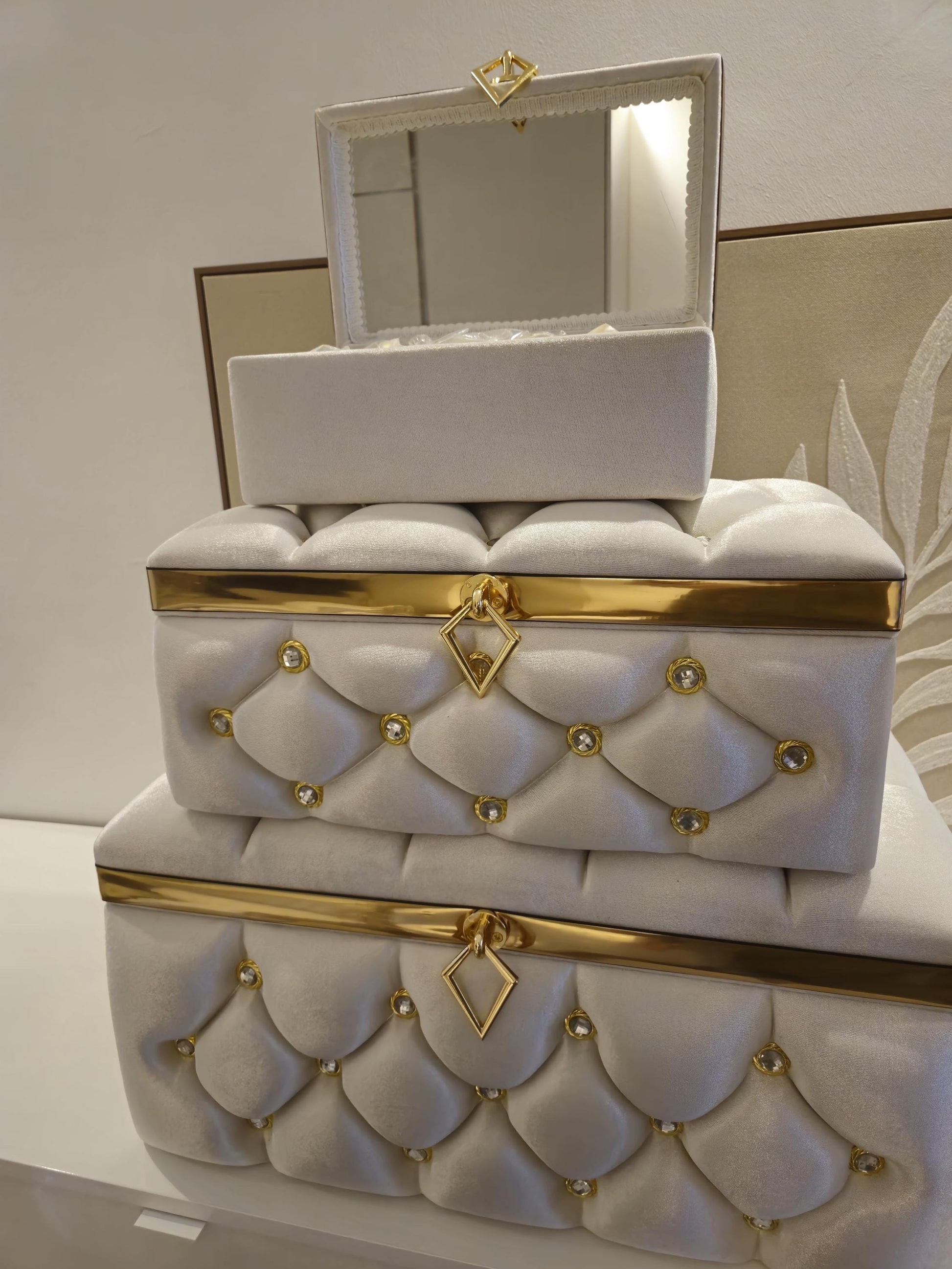 Sandik Bohca gepolsterte Aufbewahrungstruhen 3 Teilig Samt Creme Gold Capitone mit goldene Beine