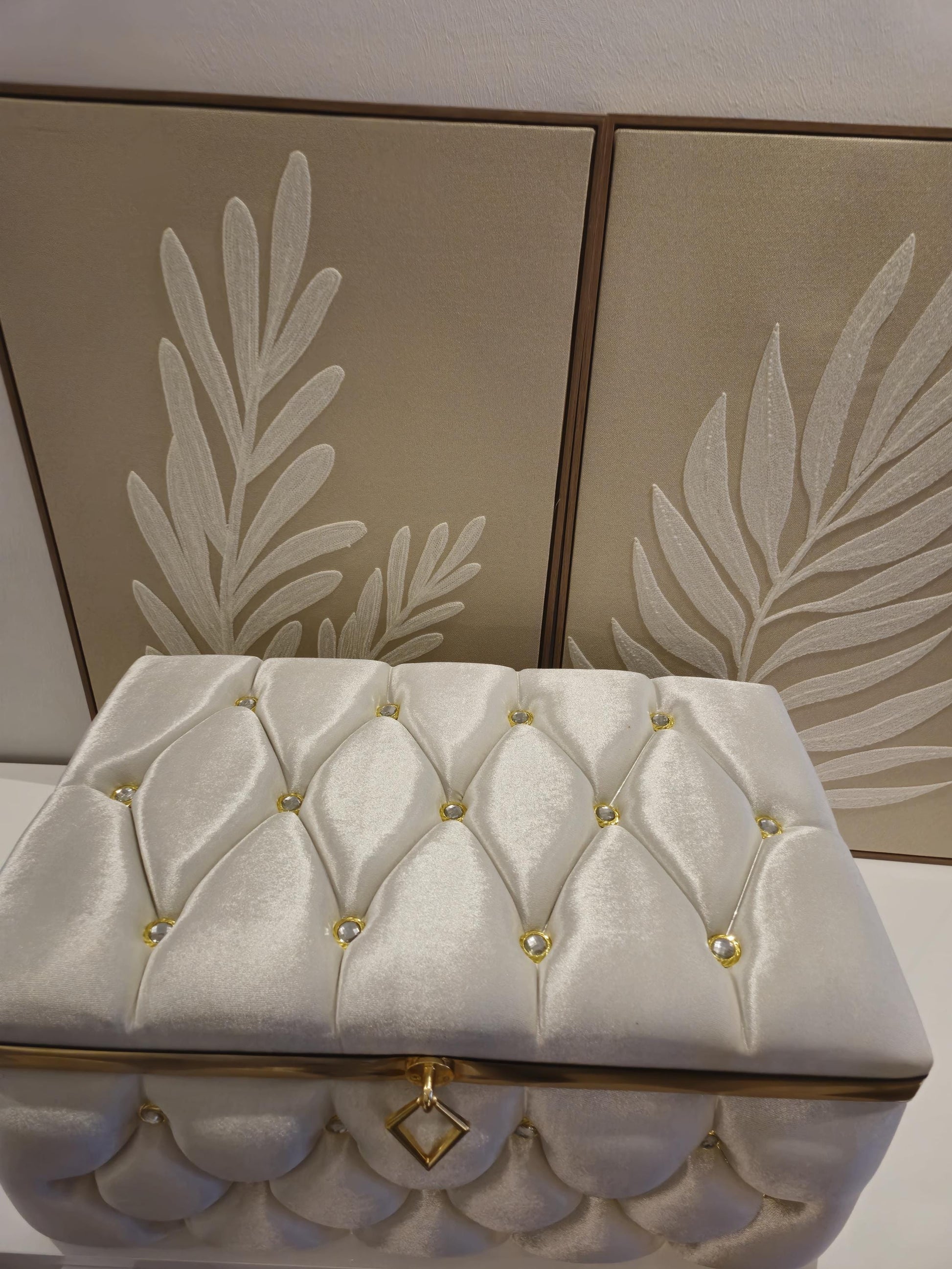 Sandik Bohca gepolsterte Aufbewahrungstruhen 3 Teilig Samt Creme Gold Capitone mit goldene Beine