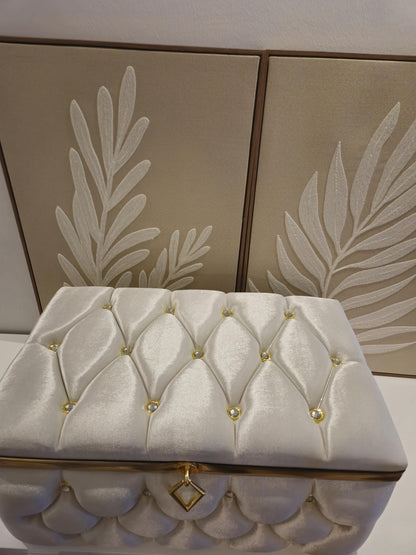 Sandik Bohca gepolsterte Aufbewahrungstruhen 3 Teilig Samt Creme Gold Capitone mit goldene Beine