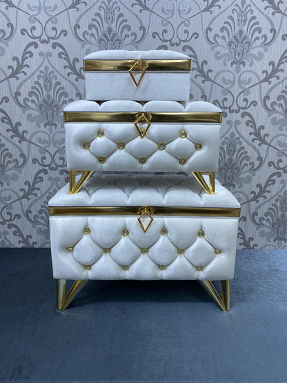 Sandik Bohca gepolsterte Aufbewahrungstruhen 3 Teilig Samt Creme Gold Capitone mit goldene Beine