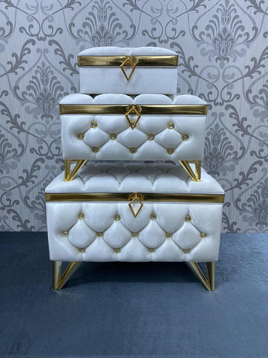 Sandik Bohca gepolsterte Aufbewahrungstruhen 3 Teilig Samt Creme Gold Capitone mit goldene Beine
