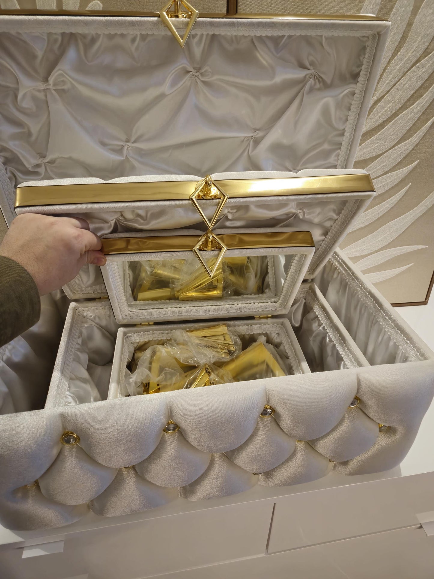 Sandik Bohca gepolsterte Aufbewahrungstruhen 3 Teilig Samt Creme Gold Capitone mit goldene Beine