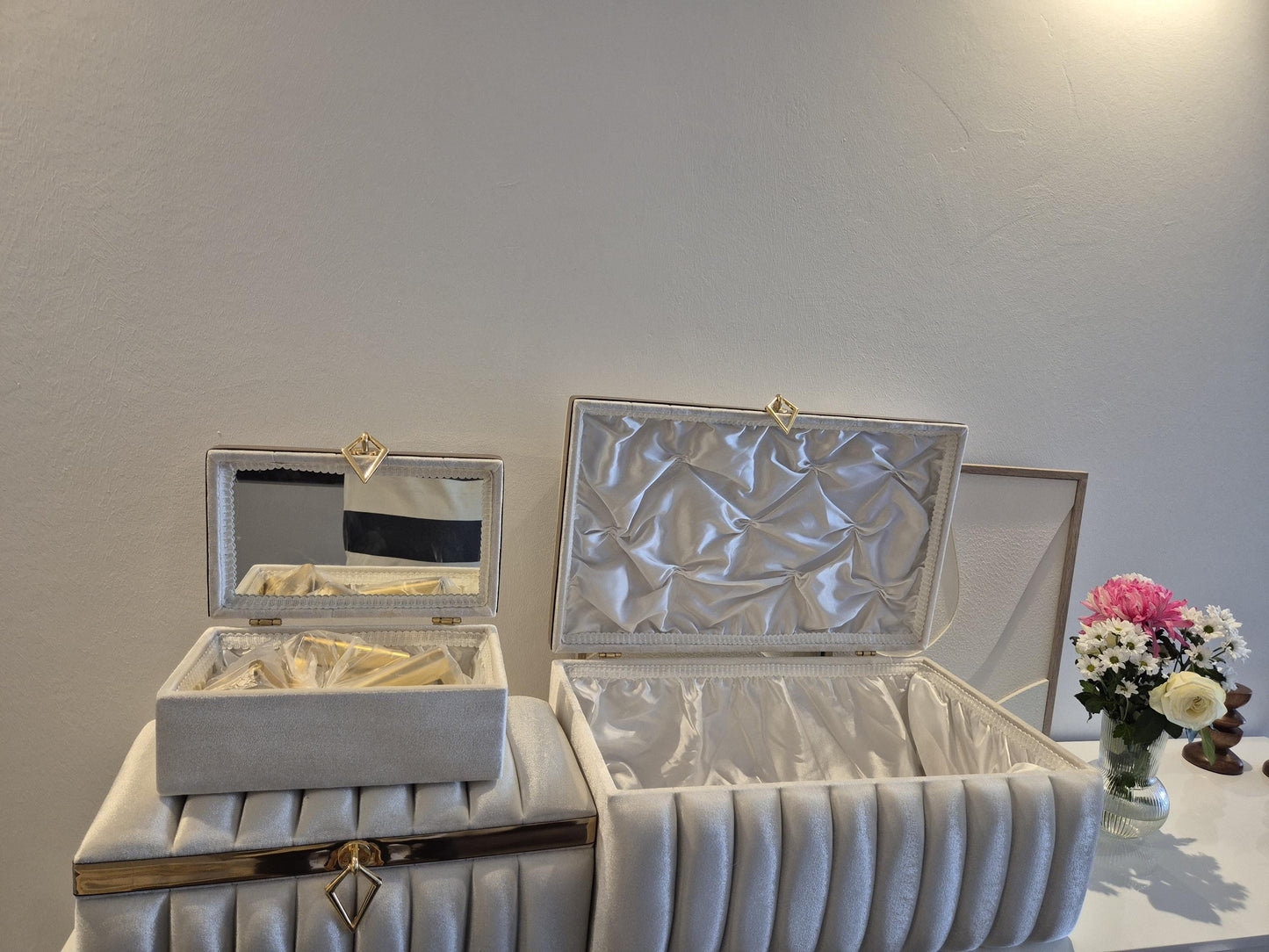 Sandik Bohca gepolsterte Aufbewahrungstruhen 3 Teilig Samt Creme Gold mit goldene Beine