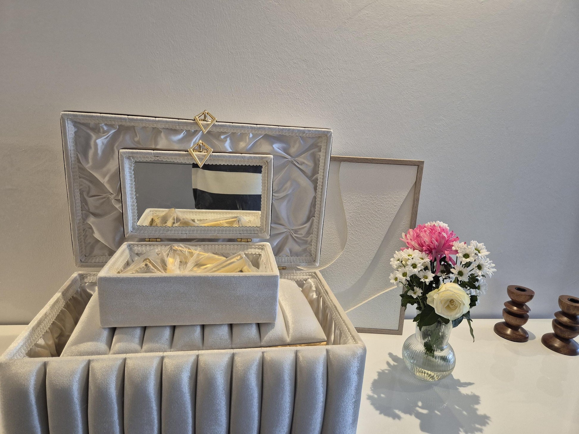 Sandik Bohca gepolsterte Aufbewahrungstruhen 3 Teilig Samt Creme Gold mit goldene Beine