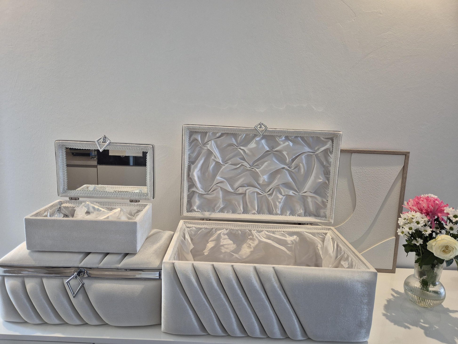 Sandik Bohca gepolsterte Aufbewahrungstruhen 3 Teilig Samt Creme silber mit silberne Beine