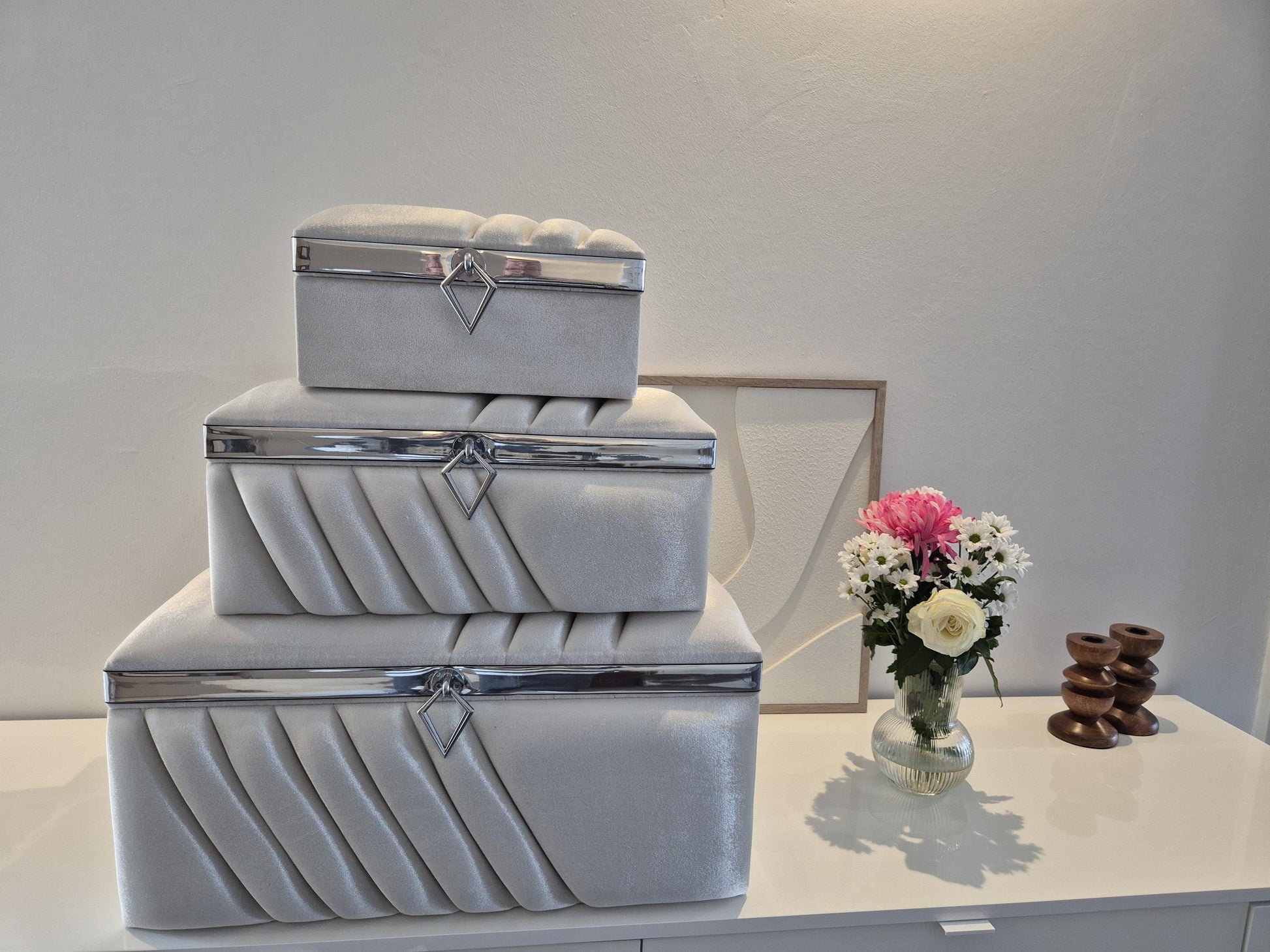 Sandik Bohca gepolsterte Aufbewahrungstruhen 3 Teilig Samt Creme silber mit silberne Beine