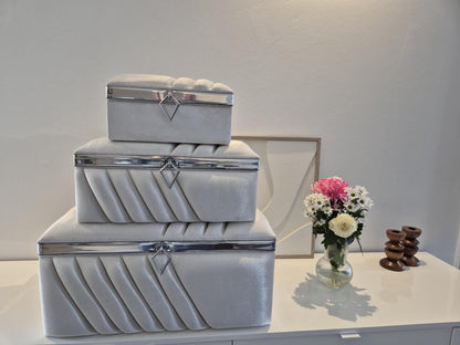 Sandik Bohca gepolsterte Aufbewahrungstruhen 3 Teilig Samt Creme silber mit silberne Beine