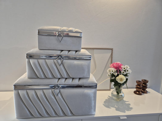 Sandik Bohca gepolsterte Aufbewahrungstruhen 3 Teilig Samt Creme silber mit silberne Beine