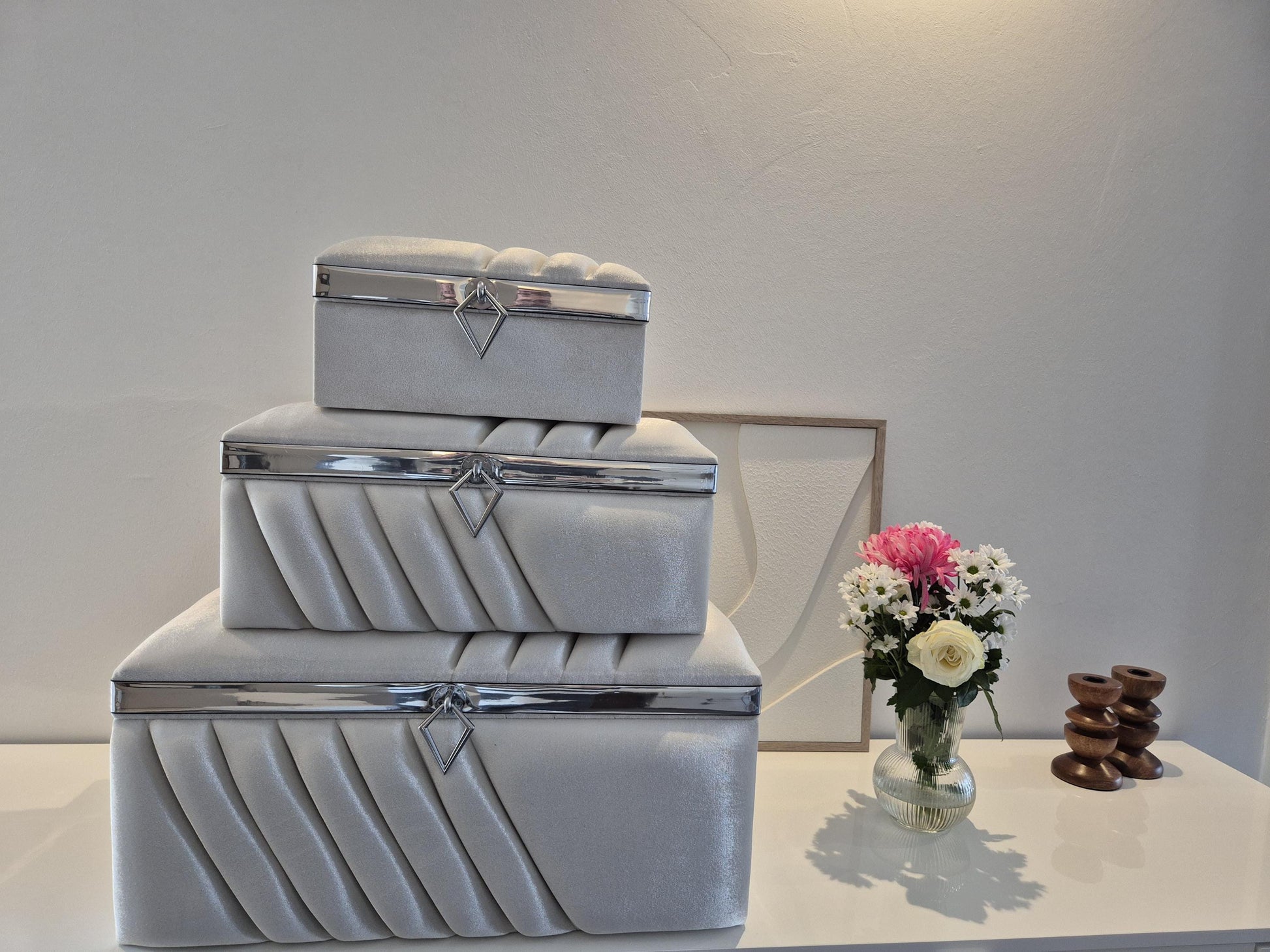 Sandik Bohca gepolsterte Aufbewahrungstruhen 3 Teilig Samt Creme silber mit silberne Beine