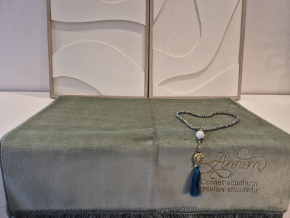 Luxusqualität Gebetsteppich Namazlik mit Gravur Annem und Crystal Tesbih in div.Farben hochwertig