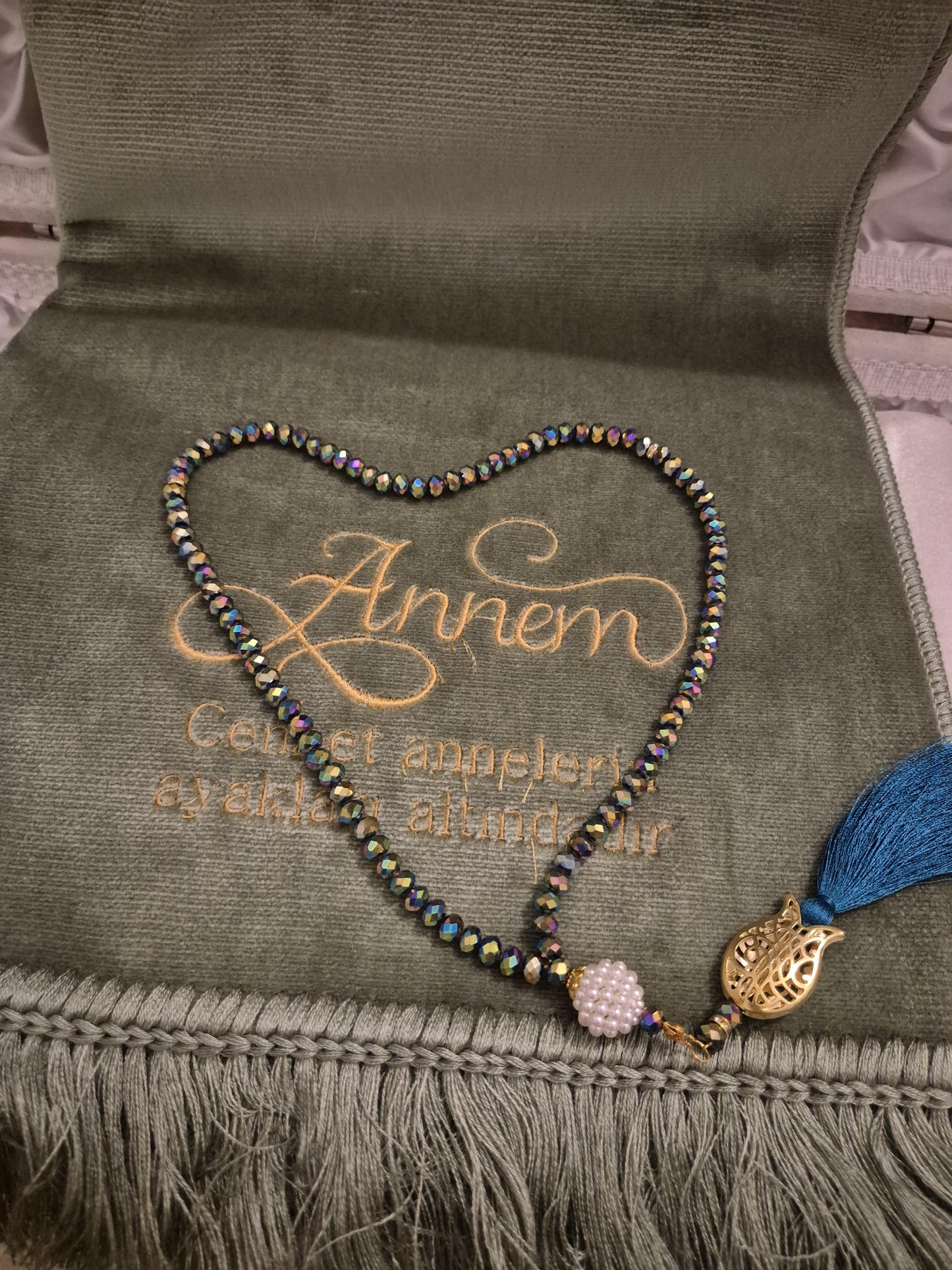 Luxusqualität Gebetsteppich Namazlik mit Gravur Annem und Crystal Tesbih in div.Farben hochwertig