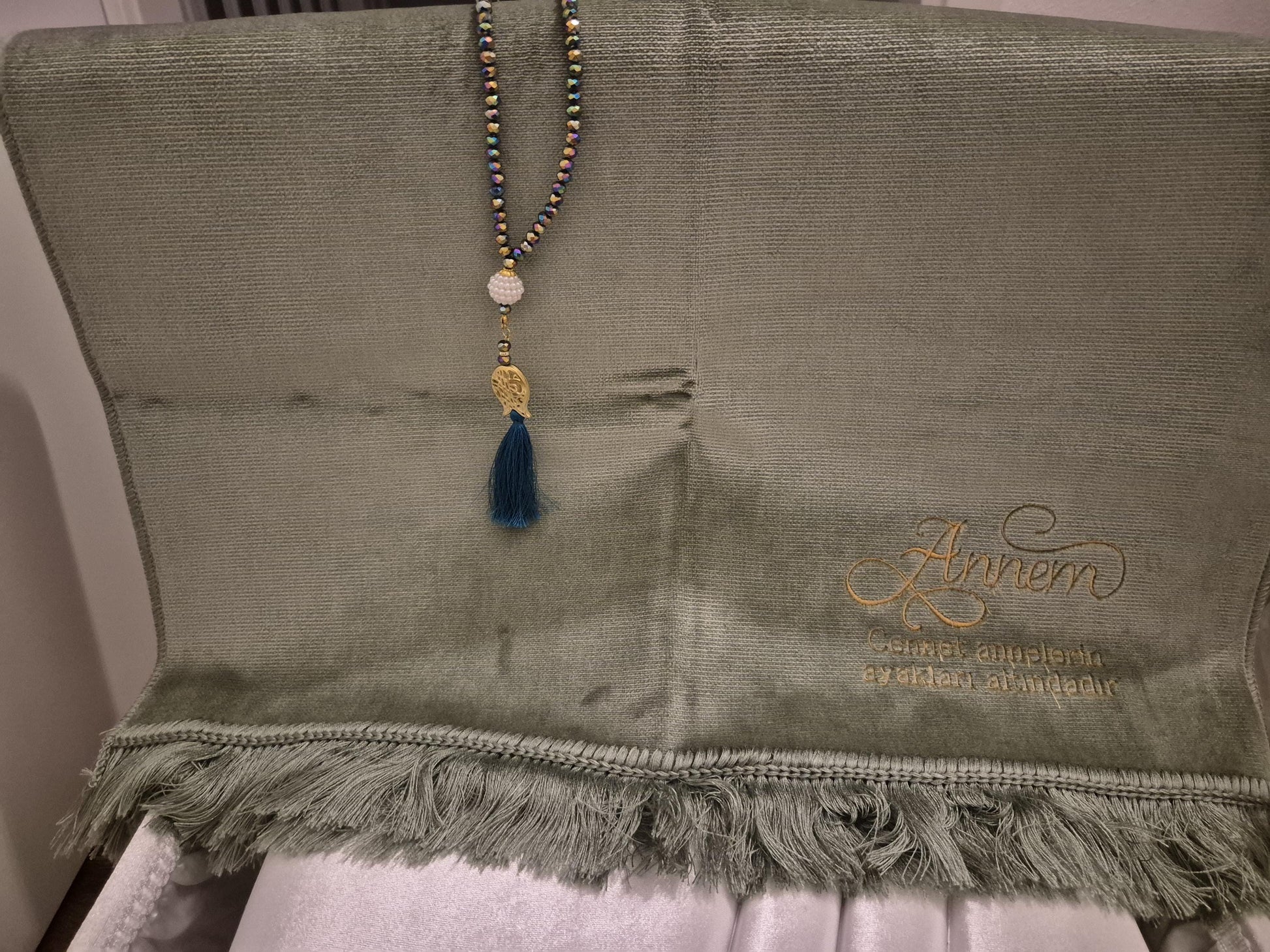 Luxusqualität Gebetsteppich Namazlik mit Gravur Annem und Crystal Tesbih in div.Farben hochwertig