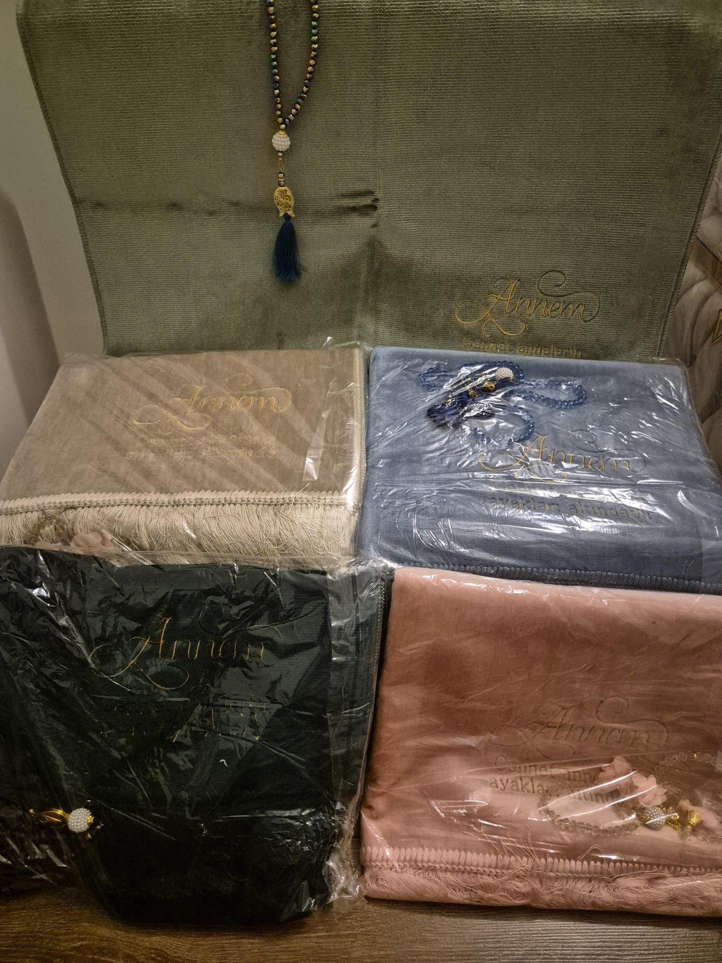 Luxusqualität Gebetsteppich Namazlik mit Gravur Annem und Crystal Tesbih in div.Farben hochwertig