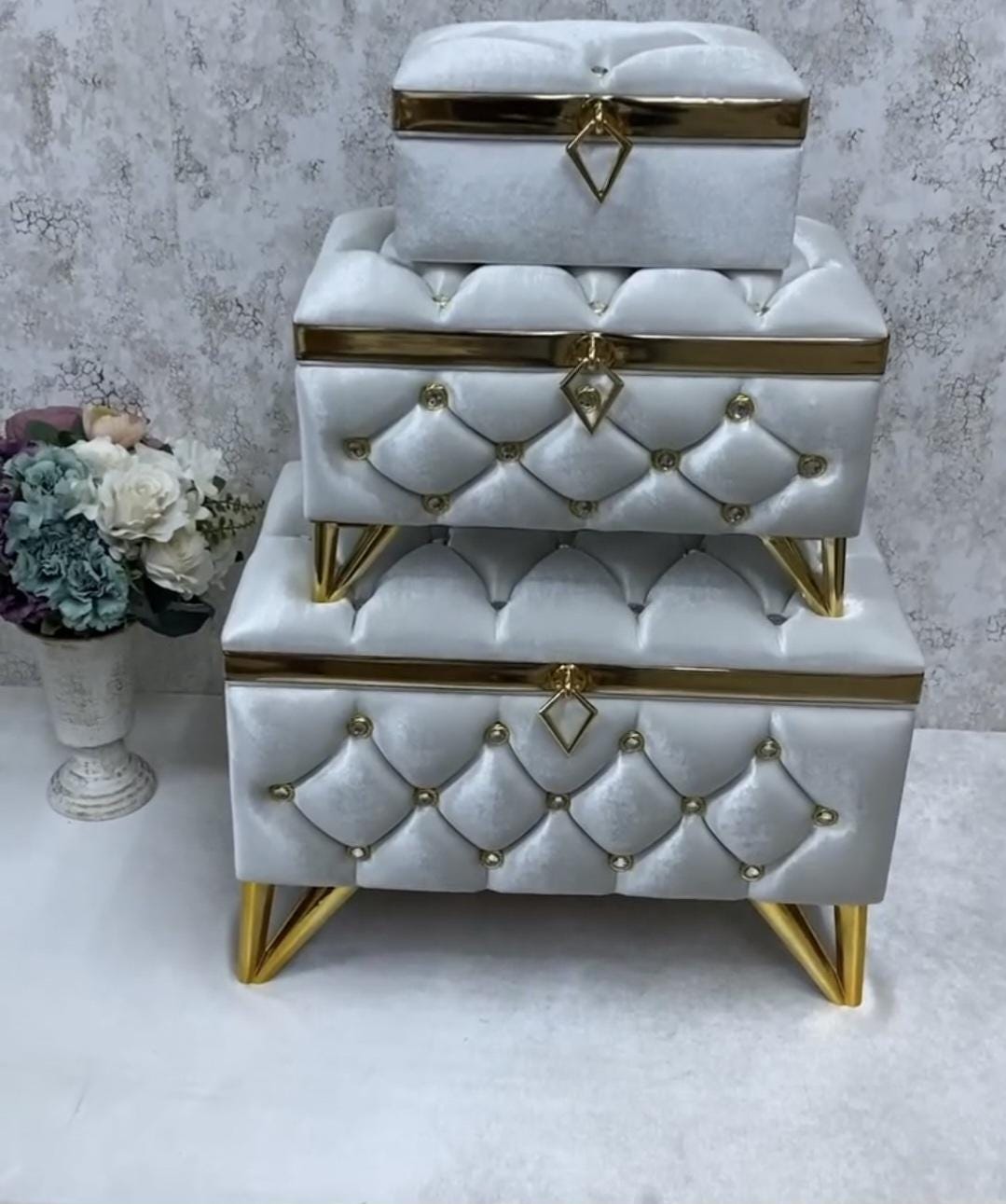 Sandik Bohca gepolsterte Aufbewahrungstruhen 3 Teilig Samt Creme Gold Capitone mit goldene Beine