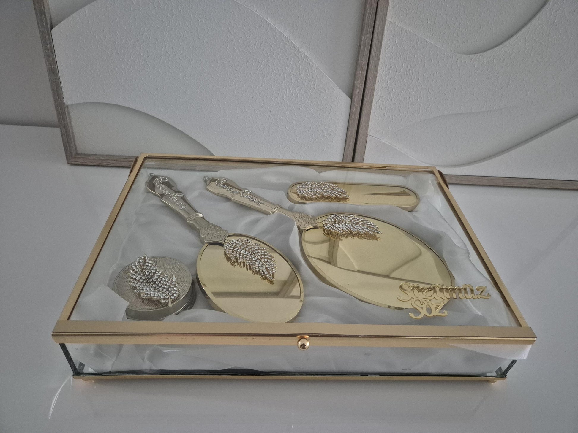 Goldenes Braut-Set – Spiegel, Bürste Schmuckdose in Glasbox Söz Nişan Geschenk | Handgemacht & Elegant